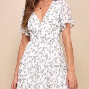 Lulus - So True White Floral Print Tiered Short Sleeve Mini Dress. SIZE: Large